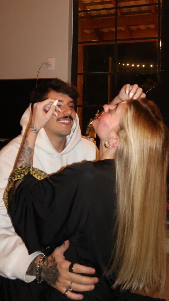 _luumarresh's tweet photo. happy valentine's day, nosso primeiro dia dos namorados juntos, obg por ser a pessoal mais incrível na minha vida sempre estar do meu lado, e me mostrar o amor mais lindo e puro que existe, obg por entrar na minha vida te amo mais que tudo sou eternamente apaixonada por vc https://t.co/DrSZNSVNI7