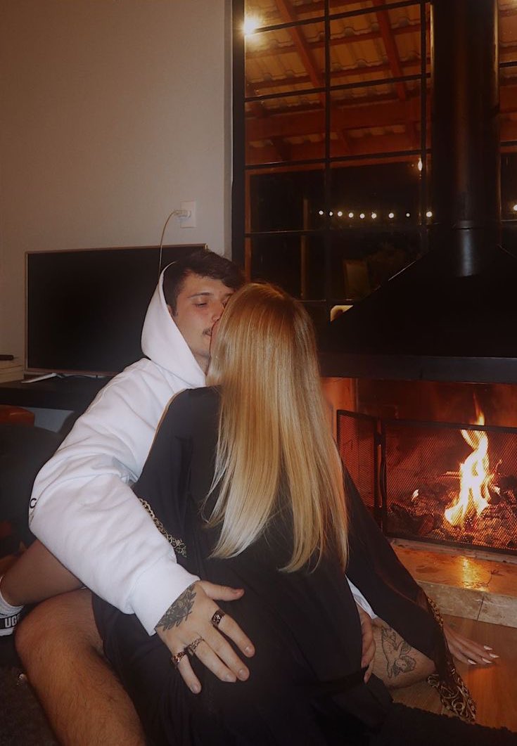 _luumarresh's tweet photo. happy valentine's day, nosso primeiro dia dos namorados juntos, obg por ser a pessoal mais incrível na minha vida sempre estar do meu lado, e me mostrar o amor mais lindo e puro que existe, obg por entrar na minha vida te amo mais que tudo sou eternamente apaixonada por vc https://t.co/DrSZNSVNI7