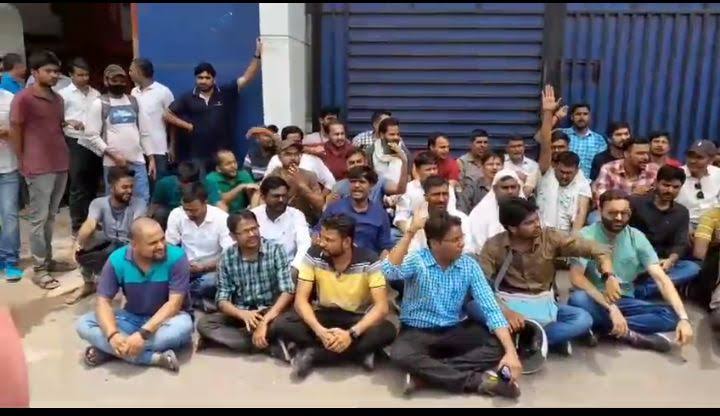 karishmainc's tweet photo. कब तक ऐसे ही परीक्षा लीक होती रहेंगी, और प्रदेश के लाखों युवाओं के कैरियर से कब तक खिलवाड़ होता रहेगा। 

#RO_ARO_PAPER_लीक
#Cancel_RO_ARO_Exam https://t.co/84ecKrRSso