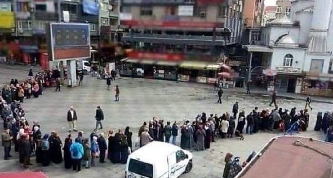 Creates_Cindy's tweet photo. Tüp kuyruğu vardı diyenlerin hepsi ekmek kuyruğunda. https://t.co/Tf75Nect9g