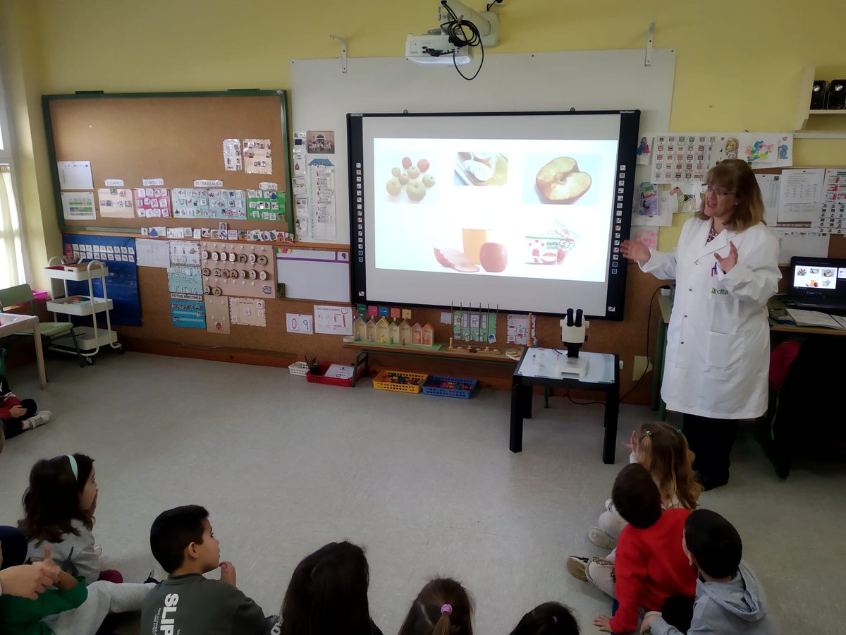 CITAAragon's tweet photo. 👩🔬🧪Ana Pina y Raquel Lacasta, del Departamento de Ciencia Vegetal del CITA, realizaron una actividad divulgativa sobre los proyectos #APPLEDIV y #BIODIVERSA #Agroalnext en el CEIP Josefa Amar y Borbón de Zaragoza por el Día Internacional de la Mujer y la Niña en la Ciencia, #11F https://t.co/y2nil9anvj