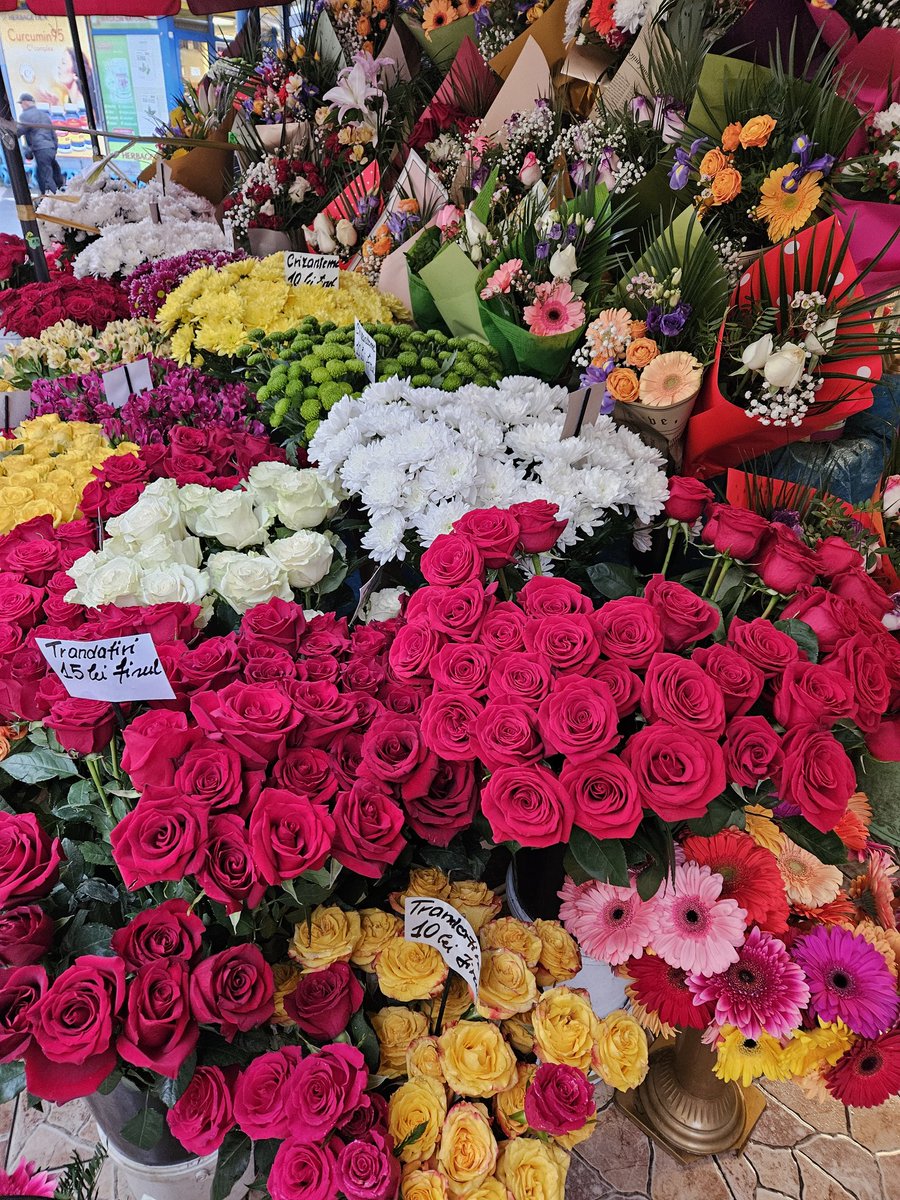 Lots of choices at the flower market in #brasov this morning.  

#ValentinesDay #flowers #traveltribe