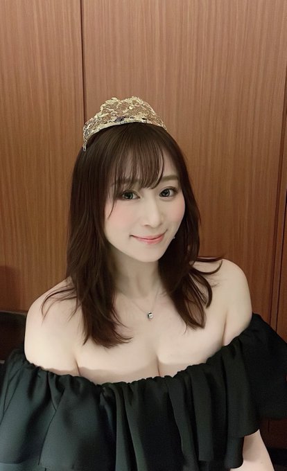先日入れてもらったレアシャンパン🍾 ご馳走様でした😋 ティアラになるんだよー😍 ☟ 今月は１４日、２２日、２３日のみの出勤になります😊 来月はいよいよ誕生日🎂 ３月３日、オリジナル顔写真シャンパンを限定で作りますので持ち帰りもできるので楽しみにしていて下さいね🍾 ご予約お待ちしてます😆&hellip;<a href="/tag/yumikazama"class="tags"><span>#yumikazama</span></a>