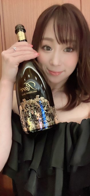 先日入れてもらったレアシャンパン🍾 ご馳走様でした😋 ティアラになるんだよー😍 ☟ 今月は１４日、２２日、２３日のみの出勤になります😊 来月はいよいよ誕生日🎂 ３月３日、オリジナル顔写真シャンパンを限定で作りますので持ち帰りもできるので楽しみにしていて下さいね🍾 ご予約お待ちしてます😆&hellip;<a href="/tag/yumikazama"class="tags"><span>#yumikazama</span></a>