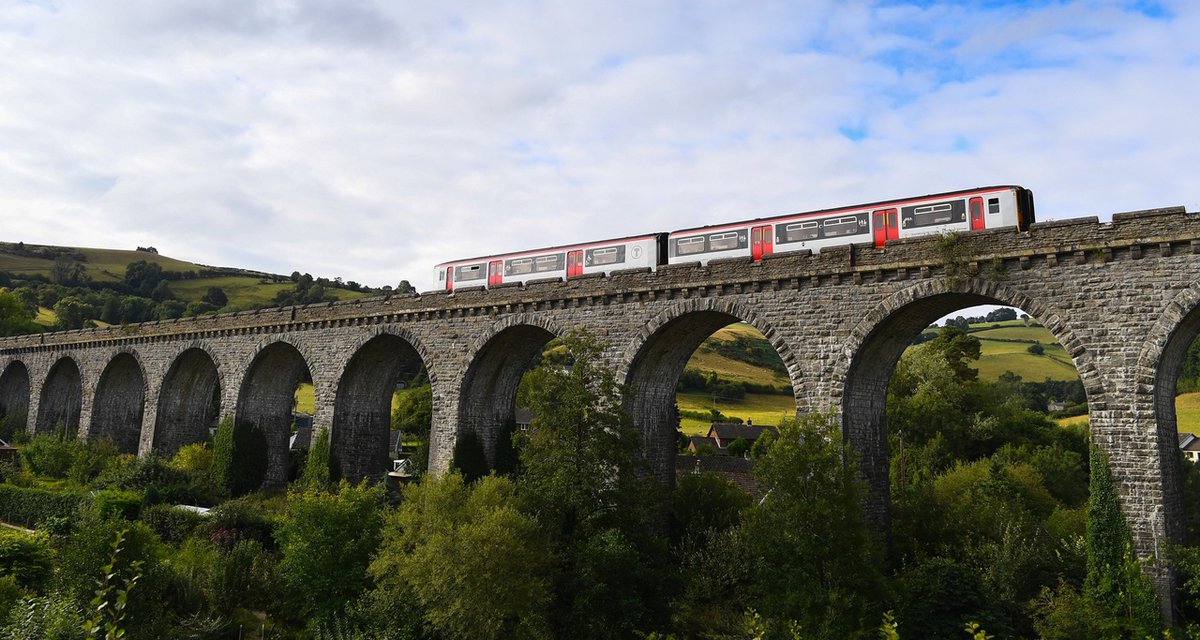 🛤️ 🥾 @RailRambles provides FREE guided walks from railway stations in #MidWales and the Marches. Their 2024 programme of walks is available to view here bit.ly/3OzqvLF and features many walks from stations on the @HeartWalesLine and along the #heartwalestrail.