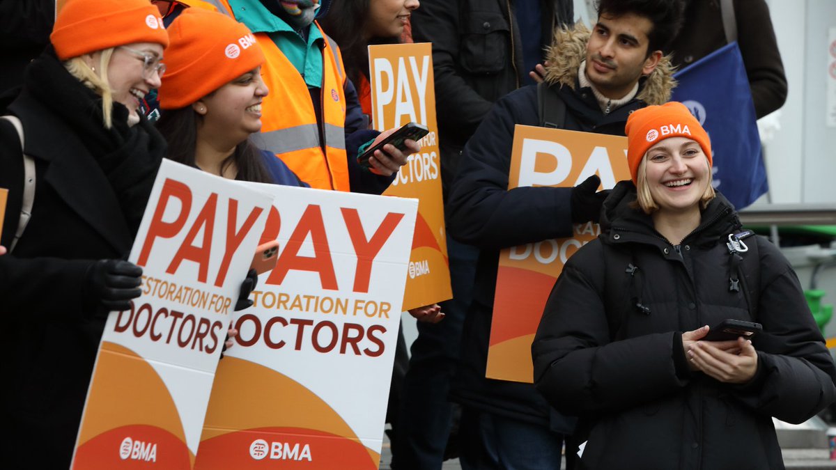 BMAResidents's tweet image. 🔔 Strike action in England starts at 7am on 24 February.
 
If you're joining a picket line during next week's #DoctorsStrike, then don’t forget to order your campaign materials from us.
 
Order now 👉 bma.org.uk/what-we-do/get…