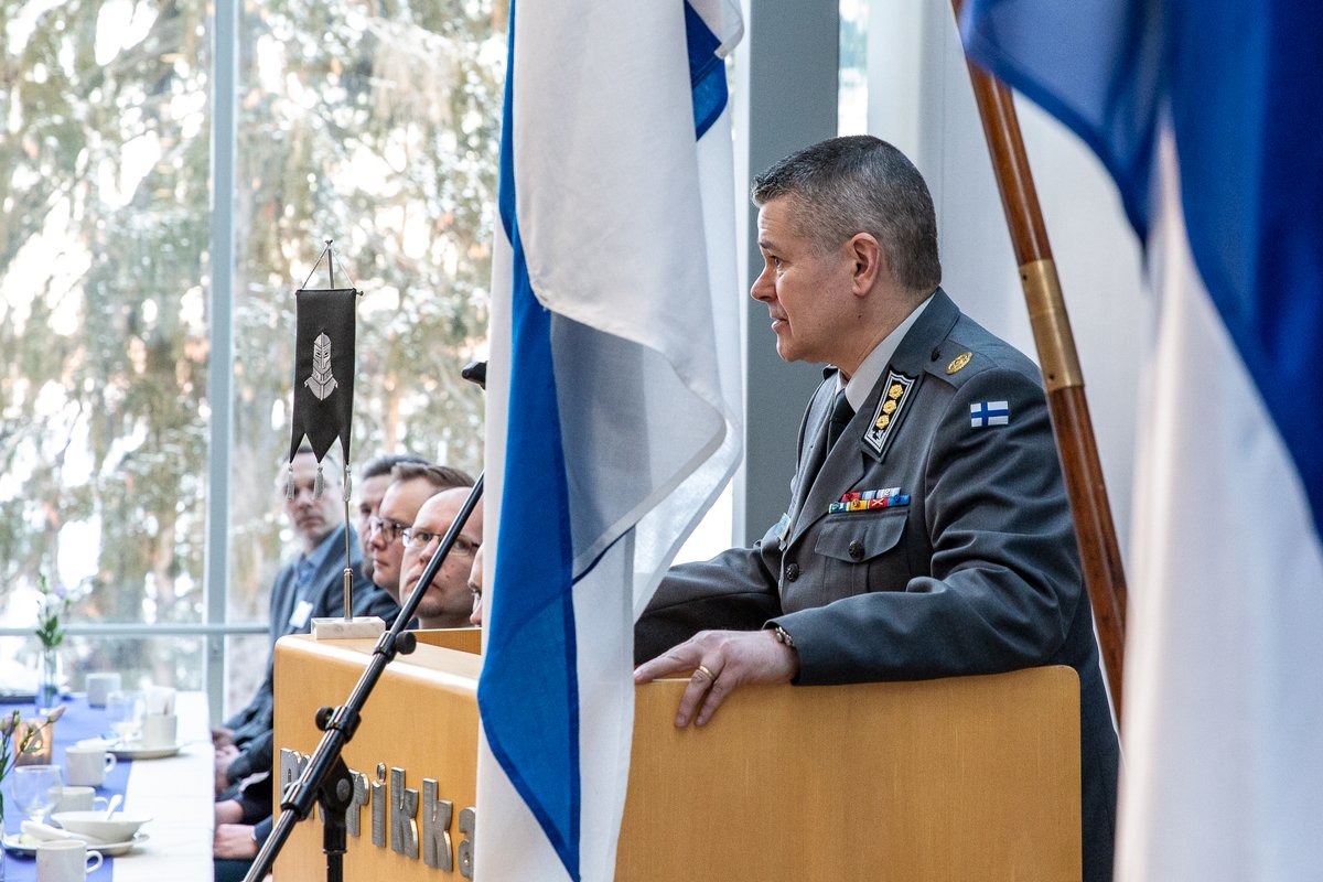 PanssariPR's tweet photo. #LSSAVI ja #PSPR johtavat yhteistoiminnassa Pirkanmaan alueellisen maanpuolustuskurssin tällä viikolla Tampereella. Kurssilaiset perehtyvät viikon aikana kokonaisturvallisuuden ja varautumisen käytännön toimeenpanoon Pirkanmaan alueella. https://t.co/N6swIjOrMq