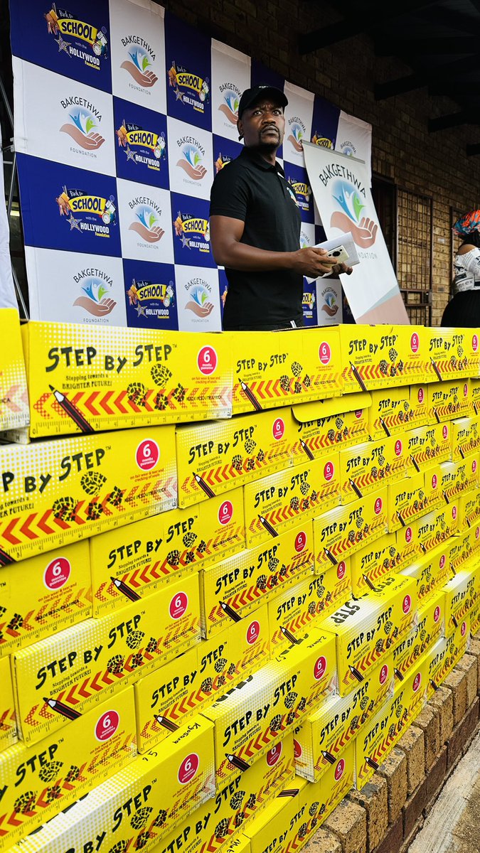 clementmaosa's tweet photo. Being able to serve is a privilege, changing lives one school at a time. 🙏🏾🙏🏾🙏🏾 #BakgethwaFoundation #LetsEducate https://t.co/z7pDXr5HcY