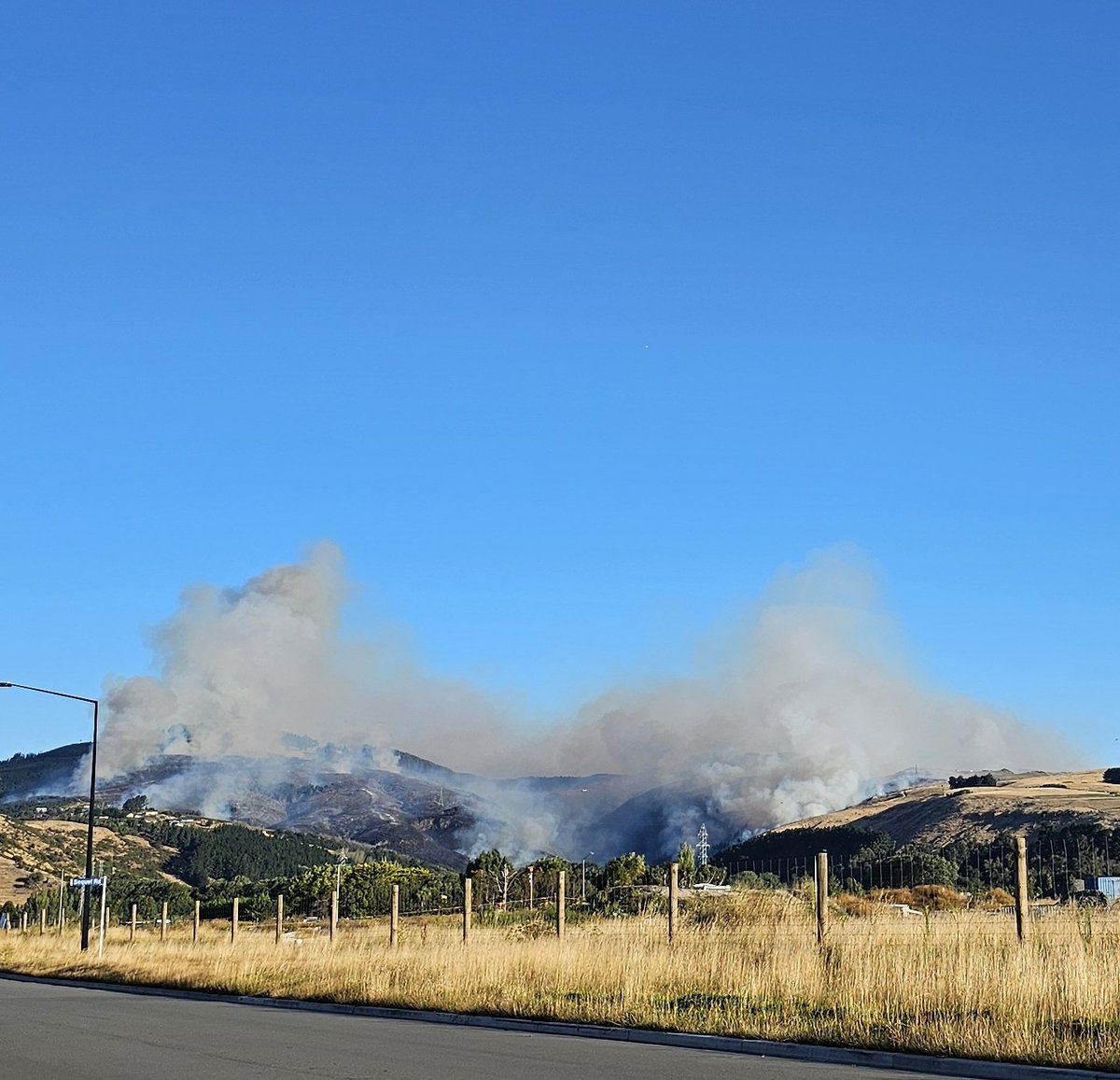 vaibhav_pan's tweet photo. Today saw a fire outbreak. #BadDay #ozonlayer #WeatherUpdate #Christchurch #NewZealand https://t.co/BtPkfY3LKX