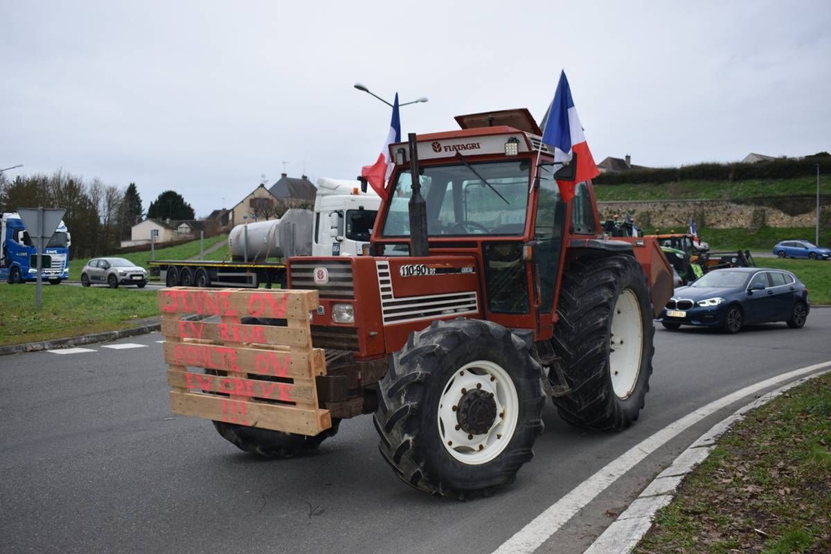 Gaulois_00's tweet photo. 🧑🌾 Des #agriculteurs non syndiqués bloquent de nouveau le rond-point de #Margon après avoir manifesté hier devant la sous-préfecture de #Nogent_le_Rotrou en #Eure_et_Loir.
(Berenice Poulin/ L'écho Républicain)
#SoutienAuxAgriculteurs
#AgriculteursEnColeres https://t.co/GeIgrKBFY8