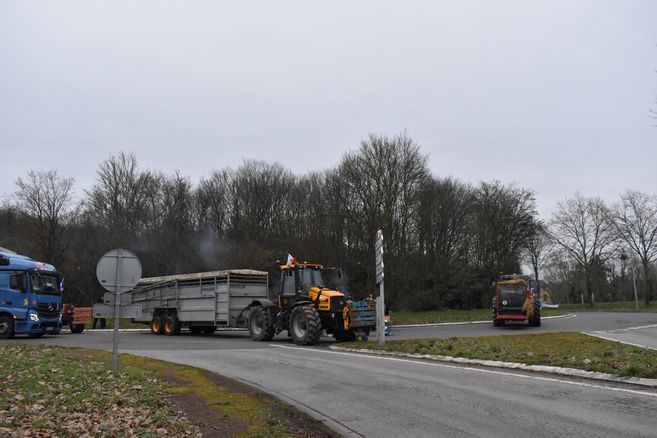 Gaulois_00's tweet photo. 🧑🌾 Des #agriculteurs non syndiqués bloquent de nouveau le rond-point de #Margon après avoir manifesté hier devant la sous-préfecture de #Nogent_le_Rotrou en #Eure_et_Loir.
(Berenice Poulin/ L'écho Républicain)
#SoutienAuxAgriculteurs
#AgriculteursEnColeres https://t.co/GeIgrKBFY8
