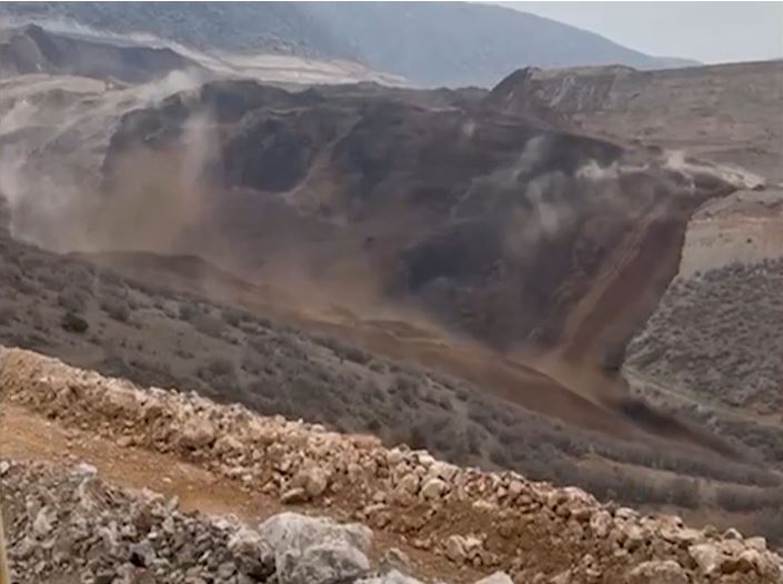 A least nine miners are missing after a very large landslide at Çöpler Mine in Erzincan Province, eastern Turkey yesterday, which was caught on a dramatic video. The failure, which occurred in a heap leaching area, has left nine miners missing:- eos.org/thelandslidebl…