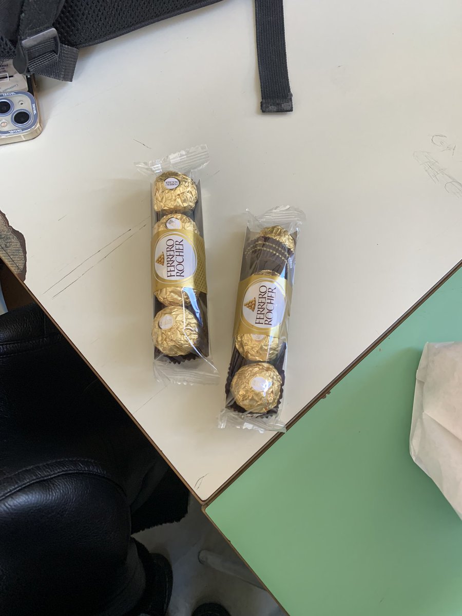 troppo io e noemi che ci siamo scambiate gli stessi cioccolatini