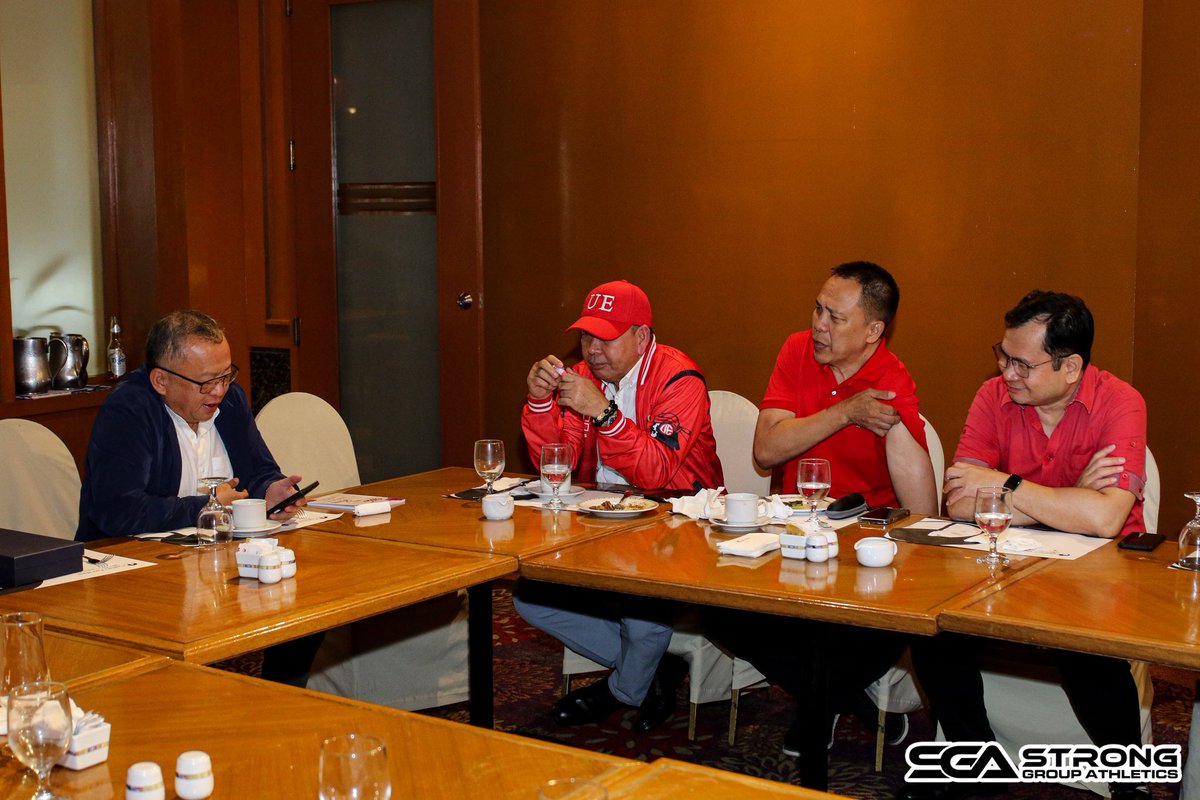 stronggroupathl's tweet photo. 🏅 Honored and proud! 

Strong Group Chairman Frank Lao and President Jacob Lao received recognition from the University of the East for their outstanding contributions to the sports program. 🎉 

Here's to the journey ahead!💪🔴

#StrongerTogether #BombaUE 🔴⚪ https://t.co/bzCG1JhPTI