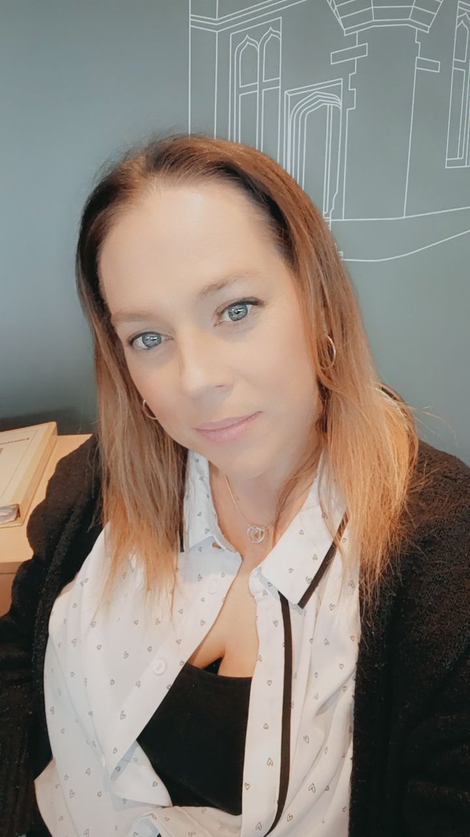 Early start this morning as off to Belfast for 2 nights for  work and of course a night out 😜 as ever it's raining and hair is now a complete disaster 🤣🤣