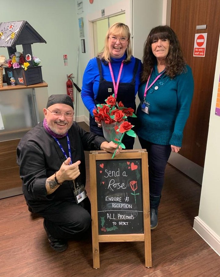 Locallancs_team's tweet photo. Valentines Day 💕 community love at the @IntactCentre
Beautiful handmade roses🌹 delivered locally by volunteers, raising money for the centre
#ValentinesDay
#CommunityAnchor https://t.co/ny4tpNoUBH