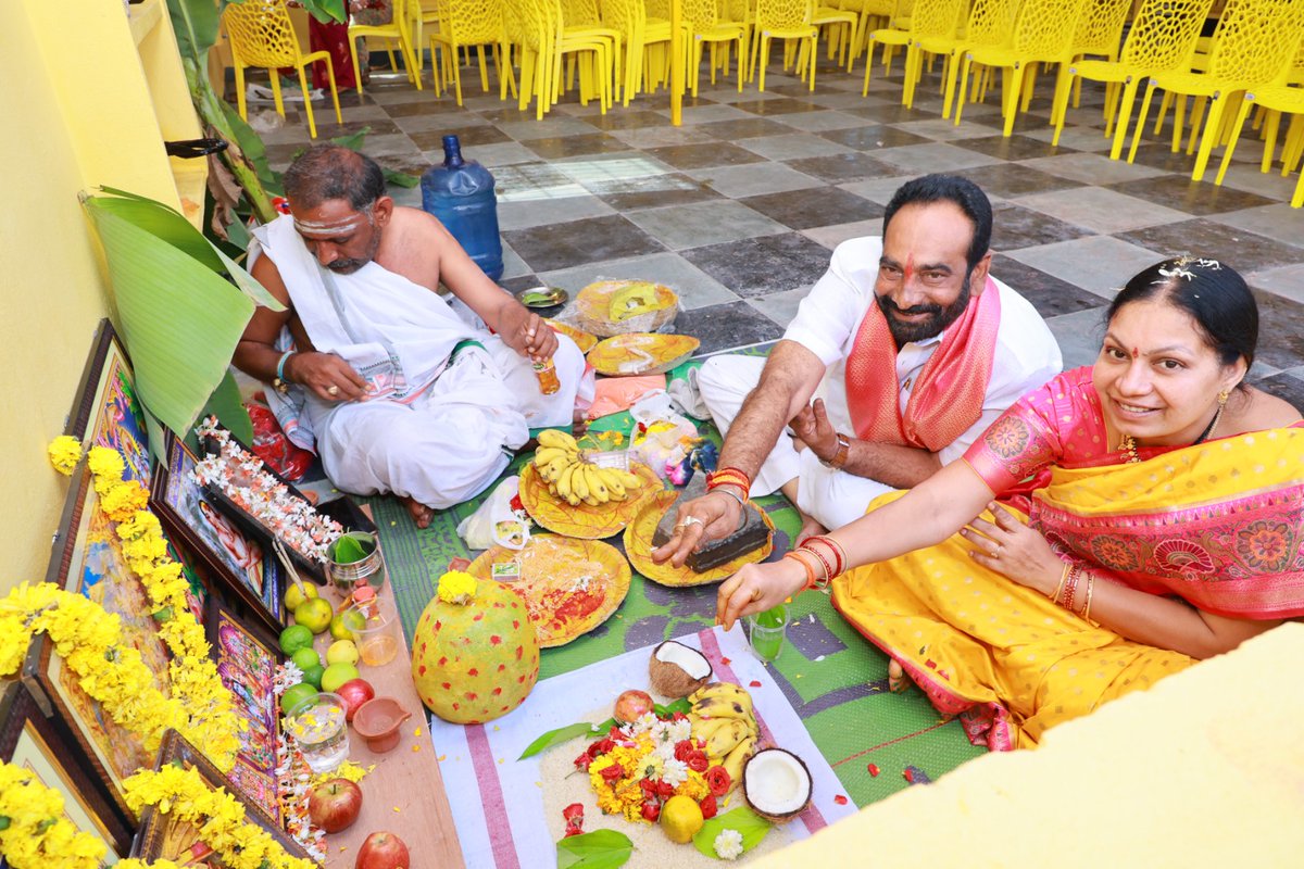 iam_Julakanti's tweet photo. మాచర్ల పట్టణం నెహ్రూనగర్ లో తెలుగుదేశం పార్టీ నూతన కార్యాలయం ప్రారంభోత్సవం సందర్భంగా ప్రత్యేక పూజలు నిర్వహించిన ఇంచార్జ్ శ్రీ జూలకంటి బ్రహ్మానందరెడ్డి గారి దంపతులు..
#మార్పుకావాలి_బ్రహ్మారెడ్డిరావాలి
#JBRForMacherla #TDPMacherla
#SaveMacherlaFromPinnelli
#ByeByePRK #EndOfPRK
#MacherlaNiyojakavargam
