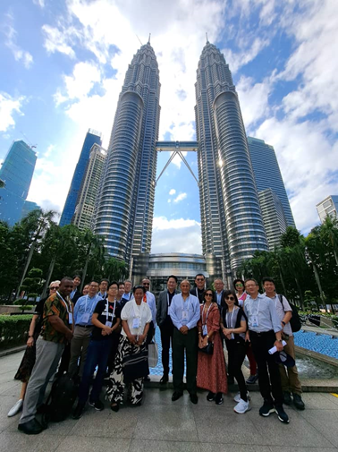 ABAC Members, Alternate ABAC Members, APEC Senior Officials, and accompanying persons, from across the 21 APEC Economies, visit the iconic Petronas Twin Towers today during the sidelines of ABAC 1 2024 in Kuala Lumpur, Malaysia.