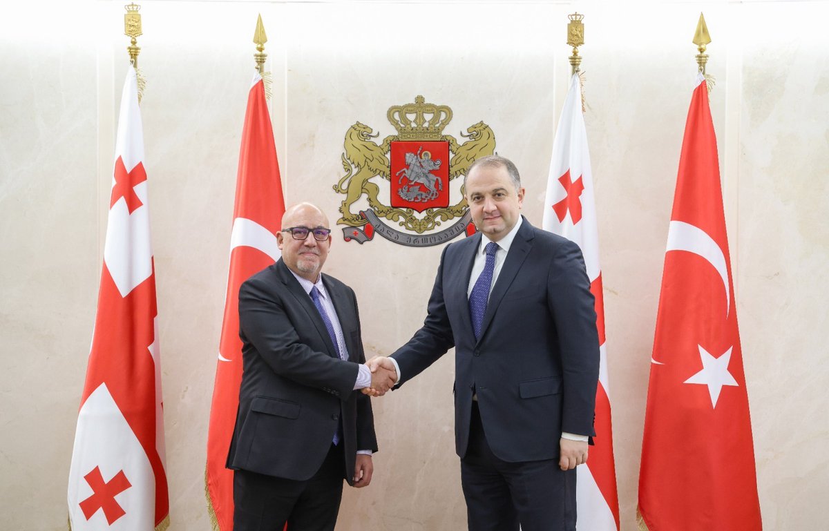 MoD Chikovani met with Turkish Amb in 🇬🇪, Ali Kaan Orbay @TC_TiflisBE Strategic partnership between the two nations, bilateral defence cooperation & regional security issues were discussed during the meeting. 🇹🇷 is an important contributor to the development of GDF