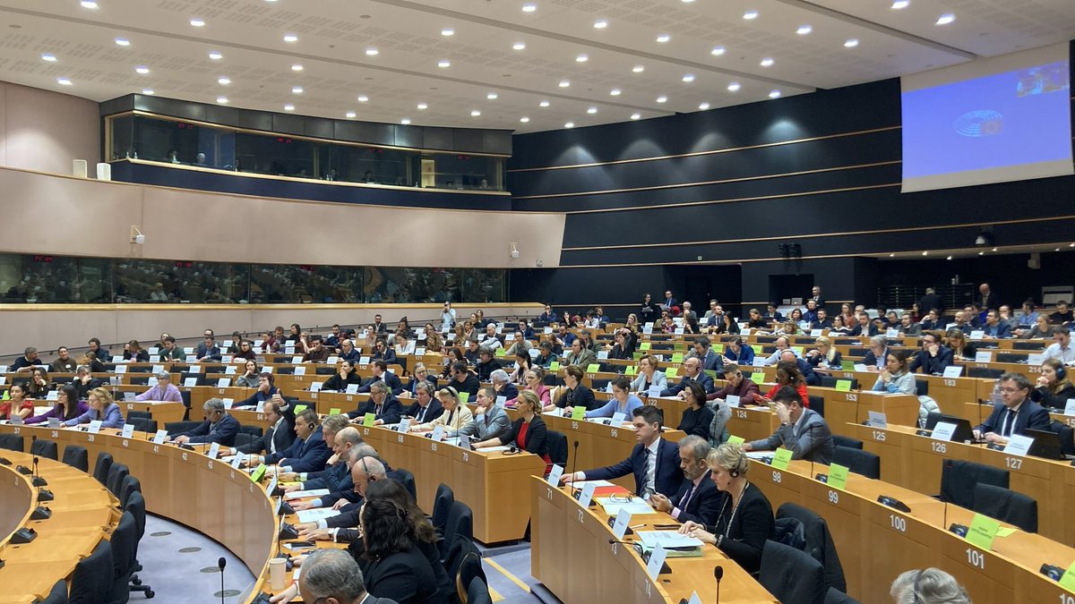 EP_Justice's tweet photo. 📢📢📢Migration and asylum : @EP_Justice MEPs have just endorsed the provisional agreements on new rules that will bring about a European & comprehensive approach to migration.
👉Next step: Plenary votes
Press release with vote results to follow shortly. https://t.co/IdF77ui27K