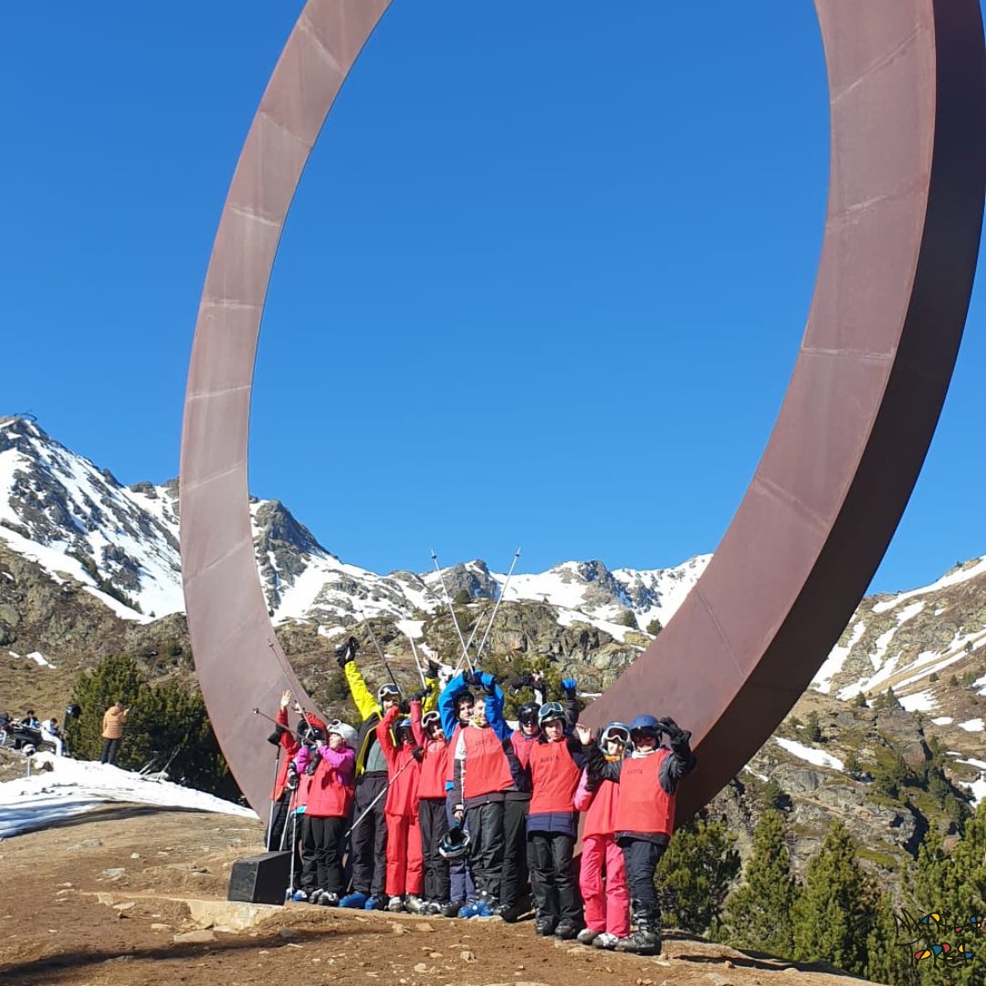 insmariustorres's tweet photo. 🏔️La setmana passada alguns alumnes de 1r, 2n i 3r d'ESO van anar 3 dies a Andorra a gaudir de la muntanya, la neu i les pistes d'esquí.
🎳També van relaxar-se a Caldea i van jugar al bowling.
Una experiència inoblidable! 🔝🔝
#institutmàriustorres
#esquiada #andorra https://t.co/cOOUalHFsb