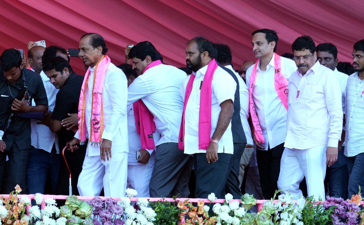 GuthaAmithReddy's tweet photo. కృష్ణా జలాల్లో తెలంగాణ హక్కుల పరిరక్షణ కోసం నల్గొండలో నిర్వహించిన బహిరంగ సభకు గులాబీ దళపతి, మాజీ ముఖ్యమంత్రి వర్యులు శ్రీ కల్వకుంట్ల చంద్రశేఖర్ రావు గారిని సాదరంగా స్వాగతం పలకడం జరిగింది. గులాబీ సైన్యం భారీగా తరలొచ్చి శ్రీ కేసీఆర్ గారిపై ప్రేమాభిమానాలు చాటుకోవడం జరిగింది.  

#KCR @KTRBRS @BRSHarish @BRSparty #ChaloNalgonda