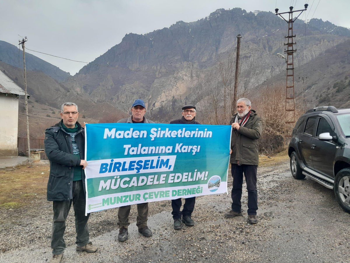 #TunceliValiliği #Erzincan’a gidişleri 4 gün süreyle yasakladı!

Vali dayanışma amacıyla İliç’e gitmek isteyenlere yasak koydu. Valilik bu kararıyla Anagold şirketinin koruyucusu olduğunu bir kez daha göstermiştir! Üyelerimiz Erzincan sınırından talana dur diyor! #Siyanür #Maden