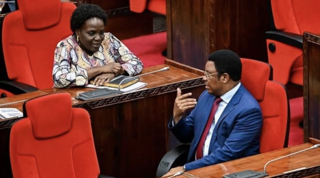 Nikijadiliana jambo na Mhe. Waziri Mkuu wa Jamhuri ya Muungano wa Tanzania <a href="/KassimMajaliwa_/">Kassim Majaliwa Majaliwa</a> 

📍Bungeni, DODOMA

Kazi inaendelea.