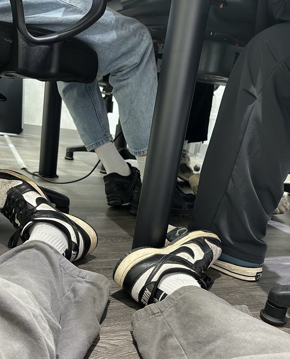 Zhihoaw0519's tweet photo. 如果開賣場賣一些原味或是沒有味道的襪子鞋子跟皮鞋有人要買嗎😈 https://t.co/lChNhiNcE3