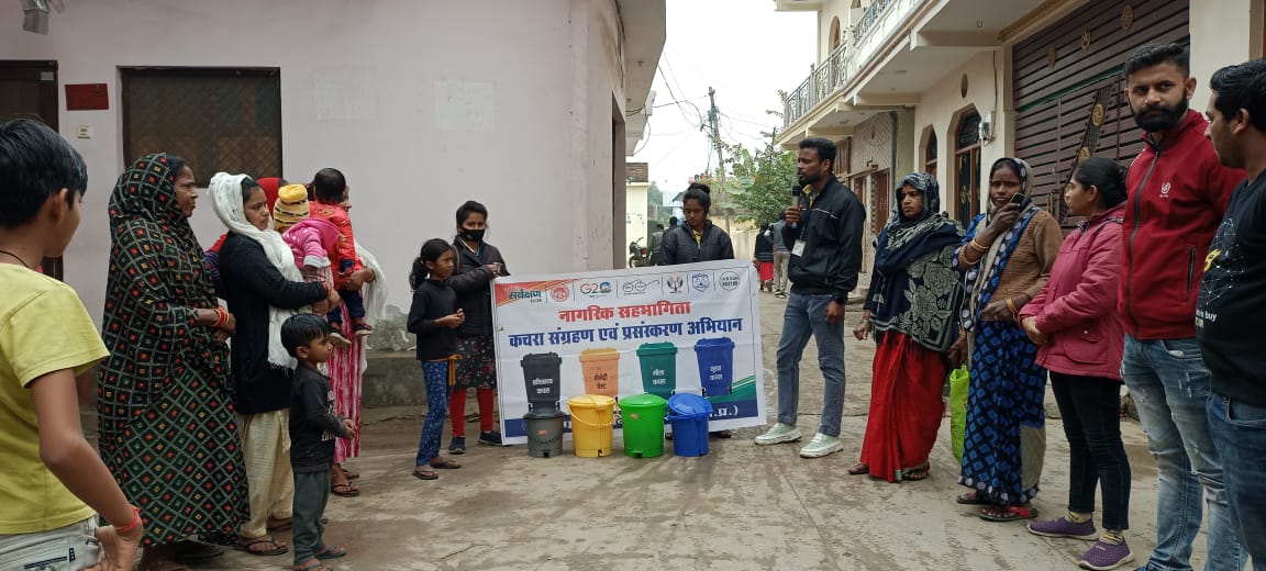 RewaOsv's tweet photo. स्वच्छ सर्वेक्षण 2024 के अंतर्गत नगर पालिक निगम रीवा की सहयोगी संस्था ओम साई विजन के रहवासियों को घर से निकलने वाले कचरे को अलग-अलग करके कचरा गाड़ी में देने के लिए बोला गया।
#SwachhRewa
#CleanAirCatalyst
#SwachhSurvekshan2024Rewa
#SwachhBharat https://t.co/kTa3KT5j21