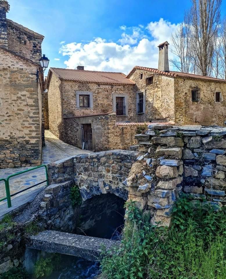 Soriaestademoda's tweet photo. ¡Bonitas las calles de Diustes!
En este pueblecito de Tierras Altas no solo te espera un espectacular hayedo, la arquitectura popular de su núcleo urbano es una belleza.
📸 @rocioguijo
#diustes #soria #soriaestademoda #turismo #españa #castillayleon @CyLEsVida @spain https://t.co/MT6yEZopJi
