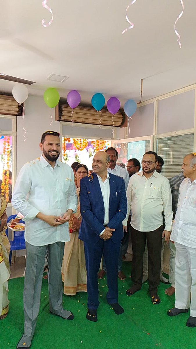 MSBaigVJA's tweet photo. శ్రీ విద్యాంజలి హై స్కూల్ వారి నూతన బ్రాంచ్ ప్రారంభోత్సవం సందర్భంగా పుప్పాల శ్రీనివాసరావు గారి ఆహ్వానం మేరకు KBN కాలేజీ ప్రిన్సిపల్ డా|| వి.నారాయణ రావు గారితో కలిసి ప్రారంభోత్సవంలో పాల్గొనడం జరిగింది.
#Vidyanjalihighschool #Kbncollege #Vijayawadawest #Vijayawada #MSBaig https://t.co/Qh5w27Xqu0