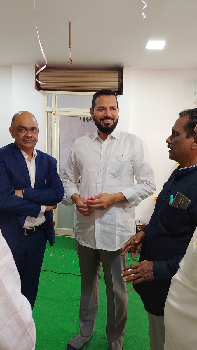 MSBaigVJA's tweet photo. శ్రీ విద్యాంజలి హై స్కూల్ వారి నూతన బ్రాంచ్ ప్రారంభోత్సవం సందర్భంగా పుప్పాల శ్రీనివాసరావు గారి ఆహ్వానం మేరకు KBN కాలేజీ ప్రిన్సిపల్ డా|| వి.నారాయణ రావు గారితో కలిసి ప్రారంభోత్సవంలో పాల్గొనడం జరిగింది.
#Vidyanjalihighschool #Kbncollege #Vijayawadawest #Vijayawada #MSBaig https://t.co/Qh5w27Xqu0