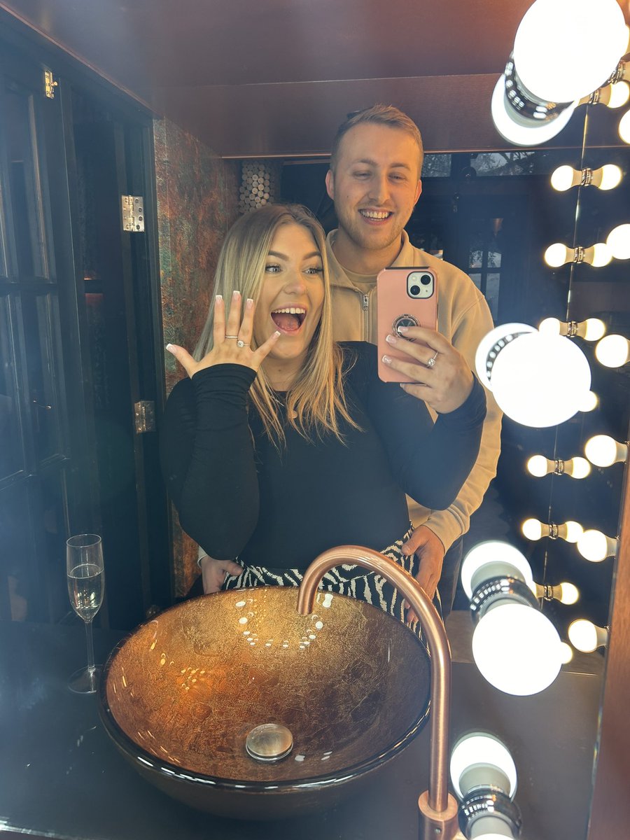 chloe_jackson18's tweet photo. 13/2/24- I’m a frickin fiancé 💍🍾🥂💖🌸🫧🥹 https://t.co/1Yn3UtB1W9