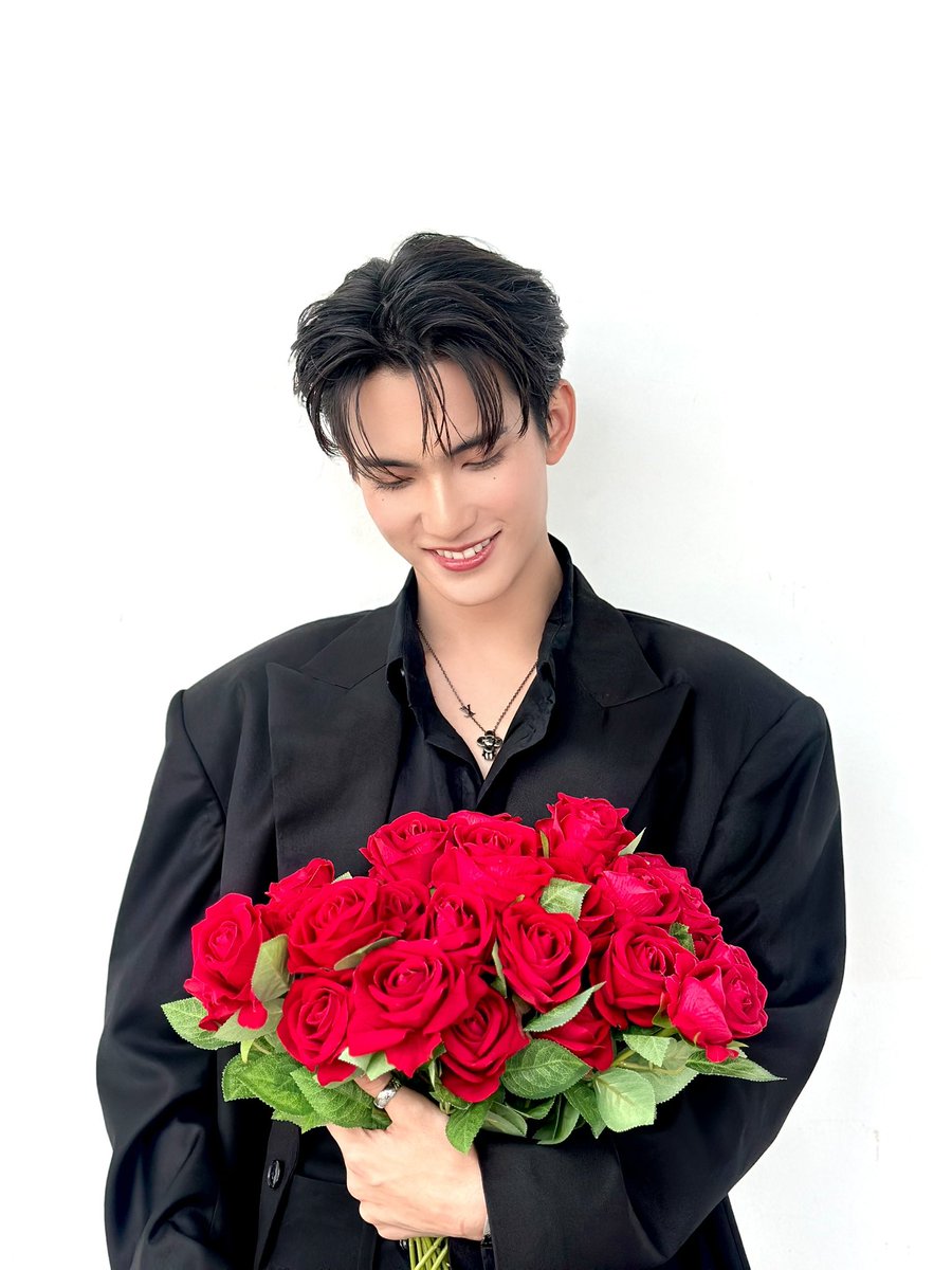 firstfh5's tweet image. วันนี้เป็นวันแห่งความรัก เฟริสท์อยากให้ทุกคนรักตัวเองเยอะๆ ให้รางวัลกับตัวเองในวันที่เราทำได้ และให้กำลังใจกับตัวเองวันที่เราทำไม่ได้เช่นกัน หลายครั้งที่ผมลืมรักตัวเอง ก็มีทุกคนคอยบอกรัก ทำให้ผมรักตัวเองมากขึ้น เพราะงั้นเรามาบอกรักกันทุกปีเลยนะ #รักแรกของเฟริสท์ 🧡