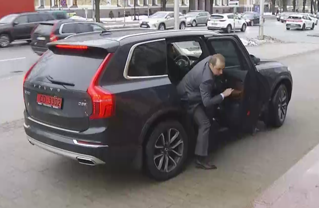 Jānis Zvērs (@_zvers) on Twitter photo Šovakar <a href="/TV3zinas/">TV3 Ziņas</a> reportāža, kā dzināmies pakaļ Krievijas vēstniecības pārstāvim, kurš bija izsaukts uz <a href="/Arlietas/">Ārlietu ministrija 🇱🇻 | #atbalstuUkrainu 🇺🇦</a> sniegt paskaidrojumus par publiski pieejamo sarakstu ar Latvijas amatpersonām, pret kurām Krievija ir ierosinājusi politiski motivētas lietas Šovakar <a href="/TV3zinas/">TV3 Ziņas</a> reportāža, kā dzināmies pakaļ Krievijas vēstniecības pārstāvim, kurš bija izsaukts uz <a href="/Arlietas/">Ārlietu ministrija 🇱🇻 | #atbalstuUkrainu 🇺🇦</a> sniegt paskaidrojumus par publiski pieejamo sarakstu ar Latvijas amatpersonām, pret kurām Krievija ir ierosinājusi politiski motivētas lietas