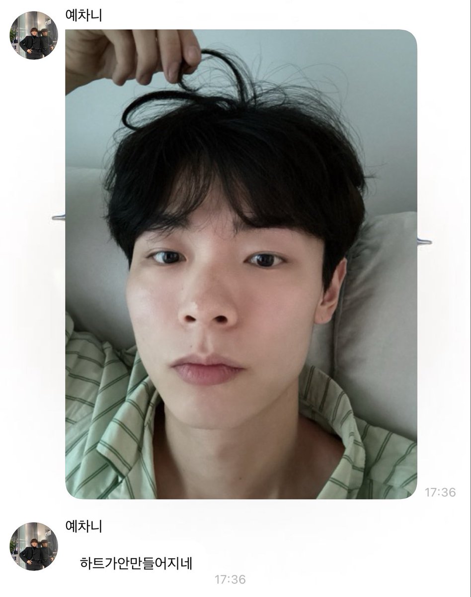 _kk_dh's tweet photo. 머리카락으로 하트 만들고 싶은데 안 만들어져서
냅다 탁자에 폰 놓고 타이머까지 맞춘 다음에 찍은 게 너무……… 귀여움( ･ᴗ･̥̥̥)🤍🤍🤍 https://t.co/FkCoTFnhyi