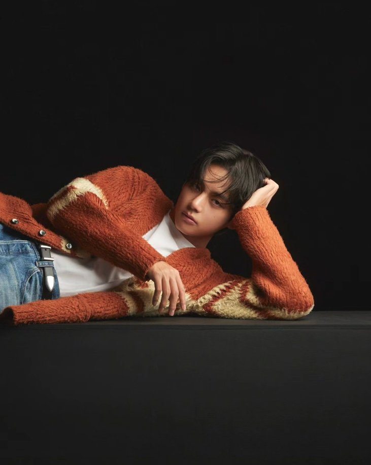 AboutMusicYT's tweet photo. Taehyung in new pictures for W Korea. https://t.co/cQdtguhfpI