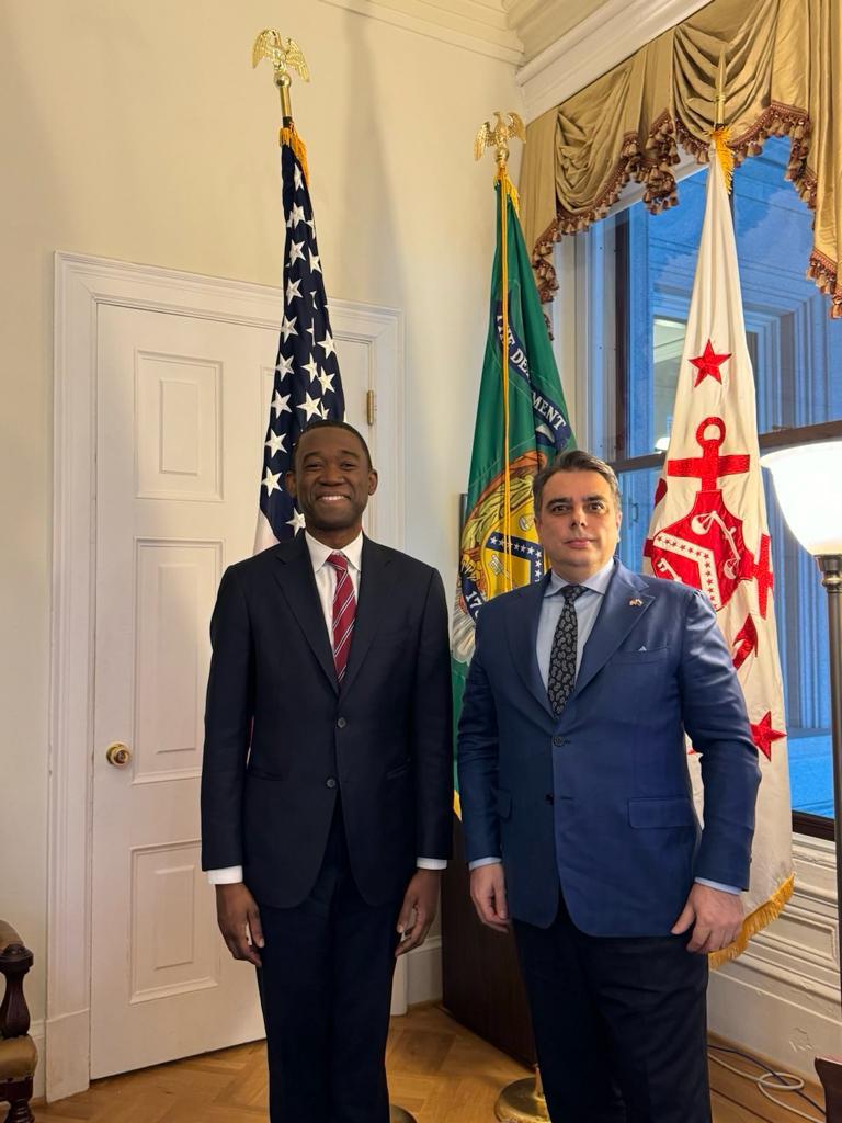 Ползотворна среща със заместник секретаря по финансите на 🇺🇸 Уоли Адейемо @wallyadeyemo вчера във Вашингтон. Обсъдихме важни теми от икономическия дневен ред на 🇪🇺 и 🇺🇸 и възможностите за взаимно сътрудничество 🤝и подкрепа.