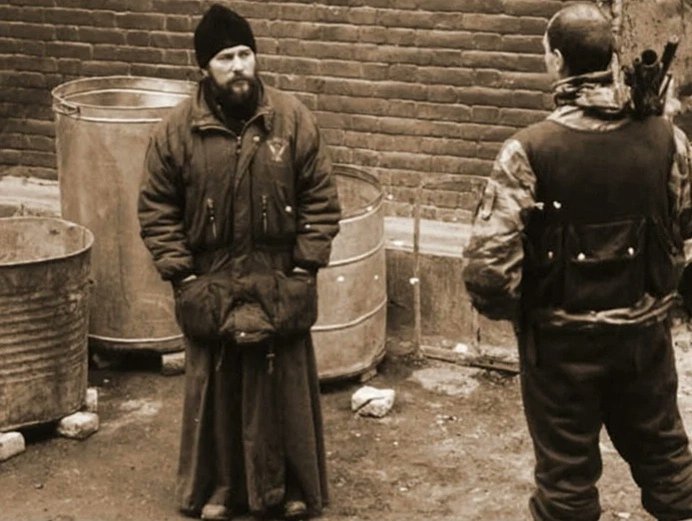 14 февраля 1996 года в чеченском селе Старый Ачхой боевиками был зверски убит православный священник Анатолий Чистоусов

По замыслу бандитов должен был вместе с Сергеем Адамовичем Ковалёвым уговорить бойцов Майкопской бригады сдаться, вместо этого благословил на ратный подвиг