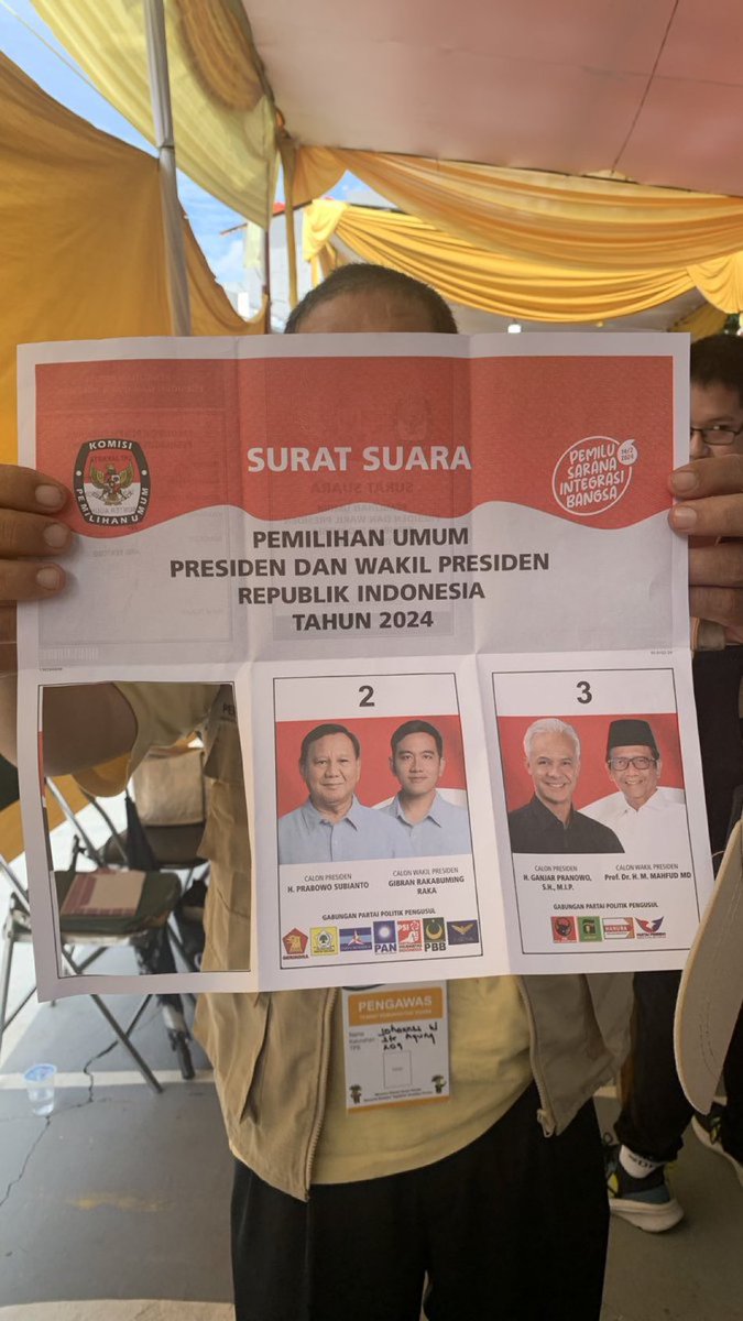 Niatnya mau dipajang di tembok bawah Burung Garuda kali ya? 

Malah dianggap ga sah 😂