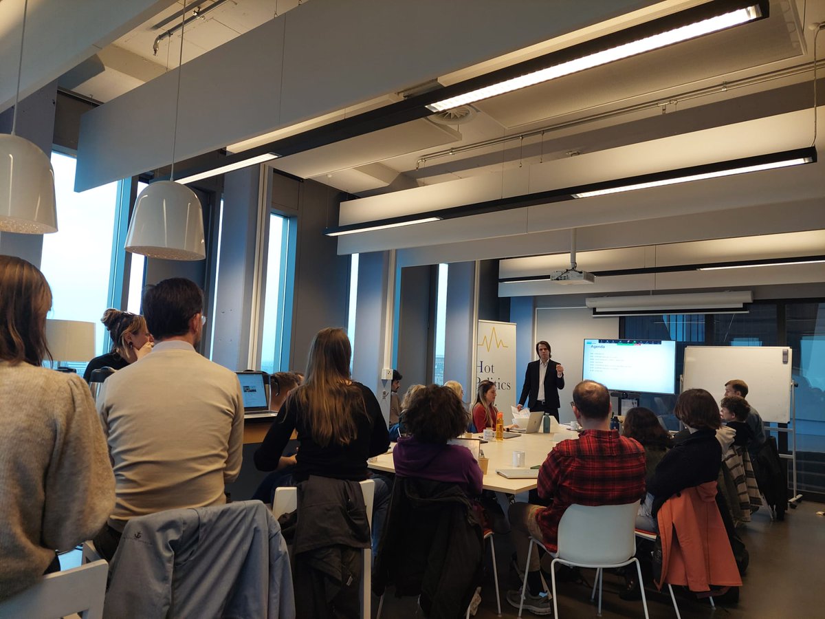 Full house in the @HotPoliticsLab today for a workshop organized by @GijsSchumacher & @MalteLuken where they introduce MEXACA - a tool to capture multimodal expressions of emotion. Read their preprint here: osf.io/56svb
