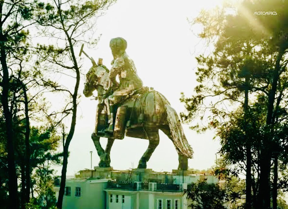 ThingsManipur's tweet photo. 1/ #Manipur is the birthplace of Polo. Dedicated to God Marjing, the bronze statue stands 122 feet tall. It is the world's tallest statue of a polo player and was built to commemorate the game of "modern polo" being originated from Kangleipak (Meitei for 'Manipur').
@NBirenSingh https://t.co/4JjJWxINWs