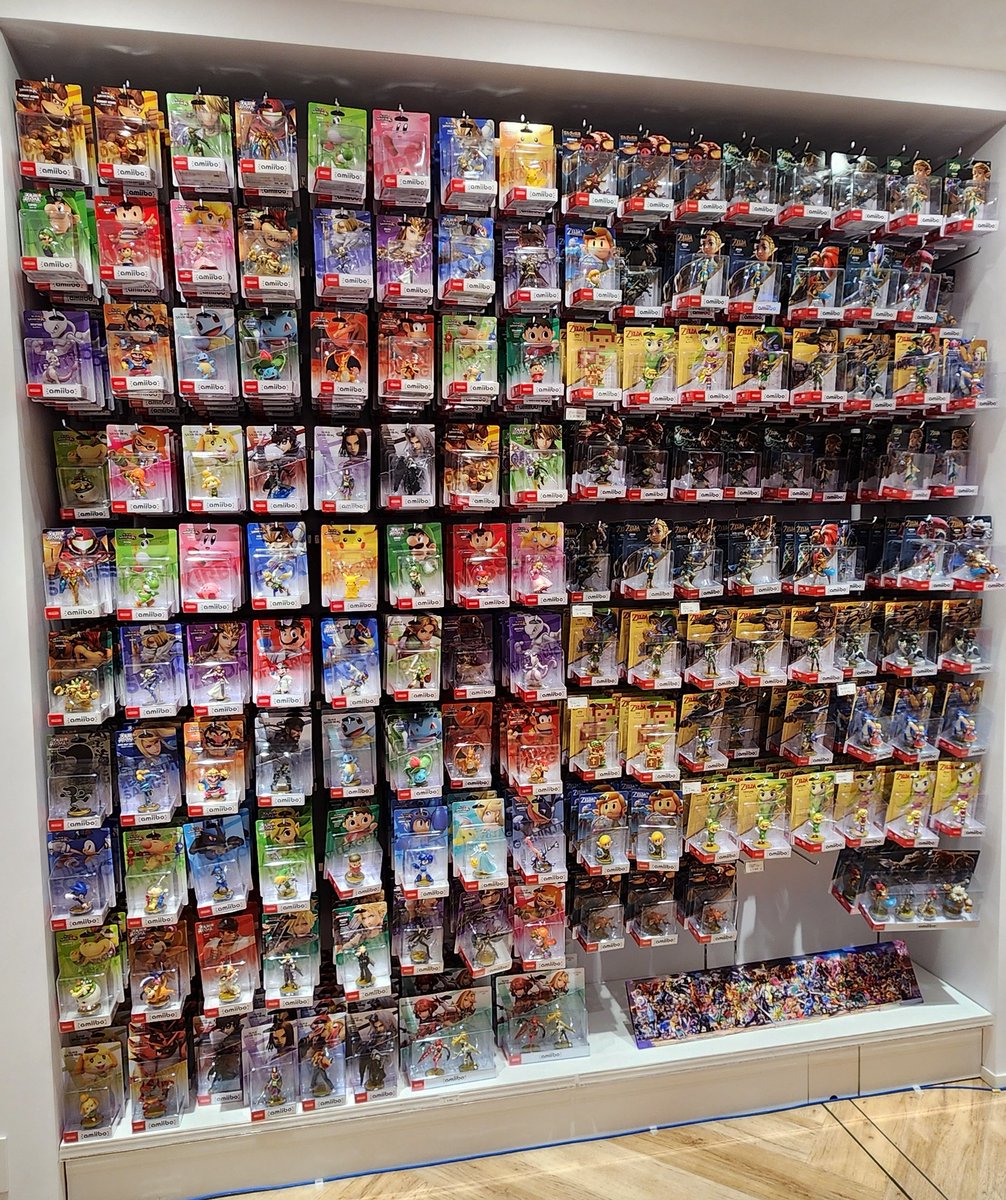 R_GameTV's tweet photo. Nintendo OSAKAのamiiboコーナー、大量入荷しすぎてスマブラのキャラ選択画面みたいになってる。 https://t.co/PLP7p5AWm3