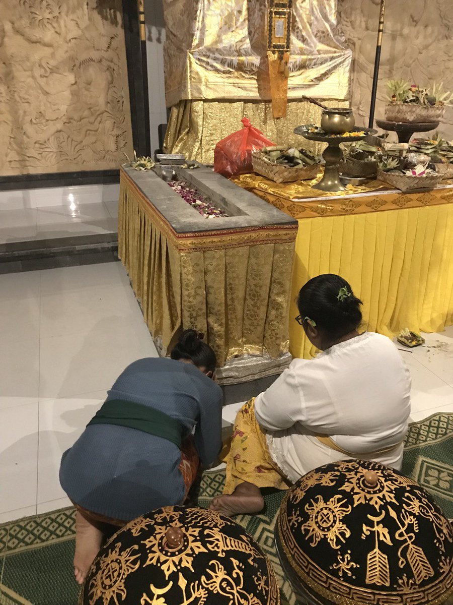Idavivida's tweet photo. Kemana lagi tempat untuk mengadu, tempat mencurahkan semua uneg2, ya hanya kepada Brahman beserta manifestasiNya✨. https://t.co/U0uP8023Cr