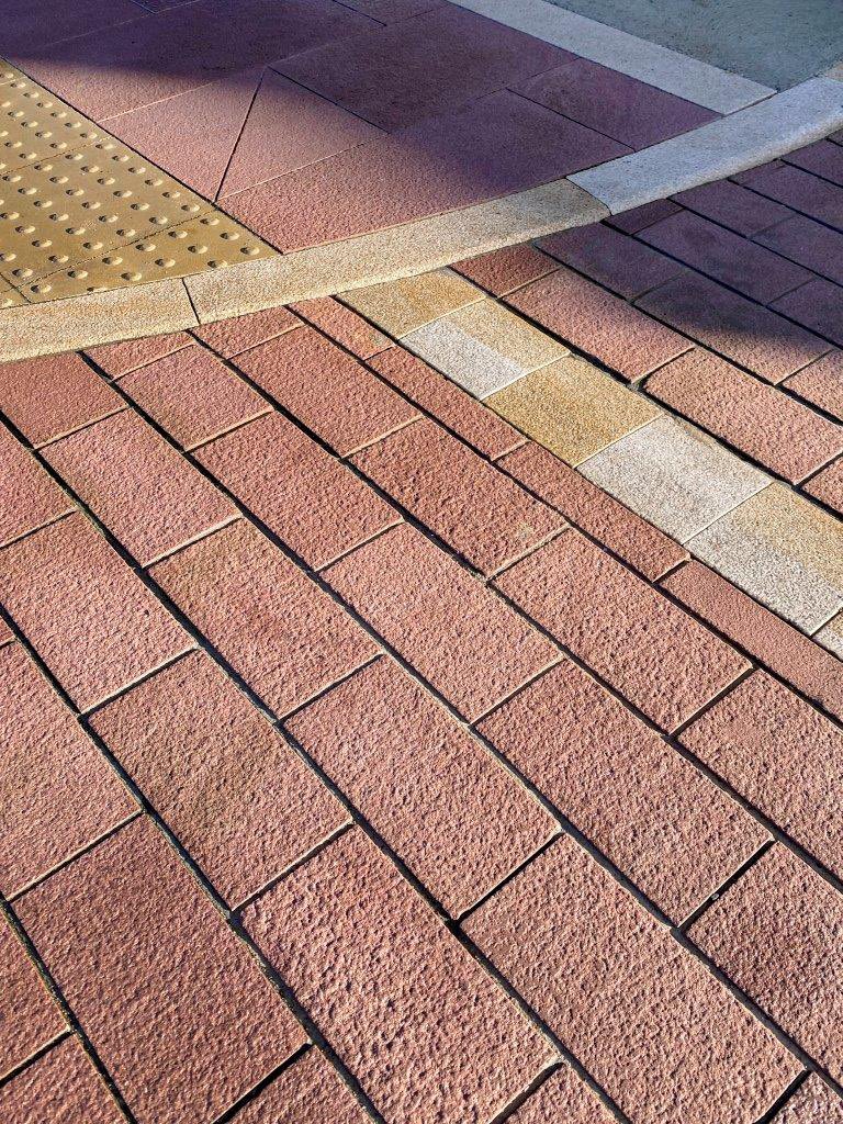 Hardscape_ENG's tweet photo. Showing some LOVE for our RED Rojo Moncayo European Sandstone, complemented by our Magma granite kerbs, recently photographed at East Quay, Peel in the beautiful Isle of Man!🇮🇲 
❤️🧱
#redsandstone #european #paving #setts #kerbs #quayside https://t.co/ZxNIAlECpK
