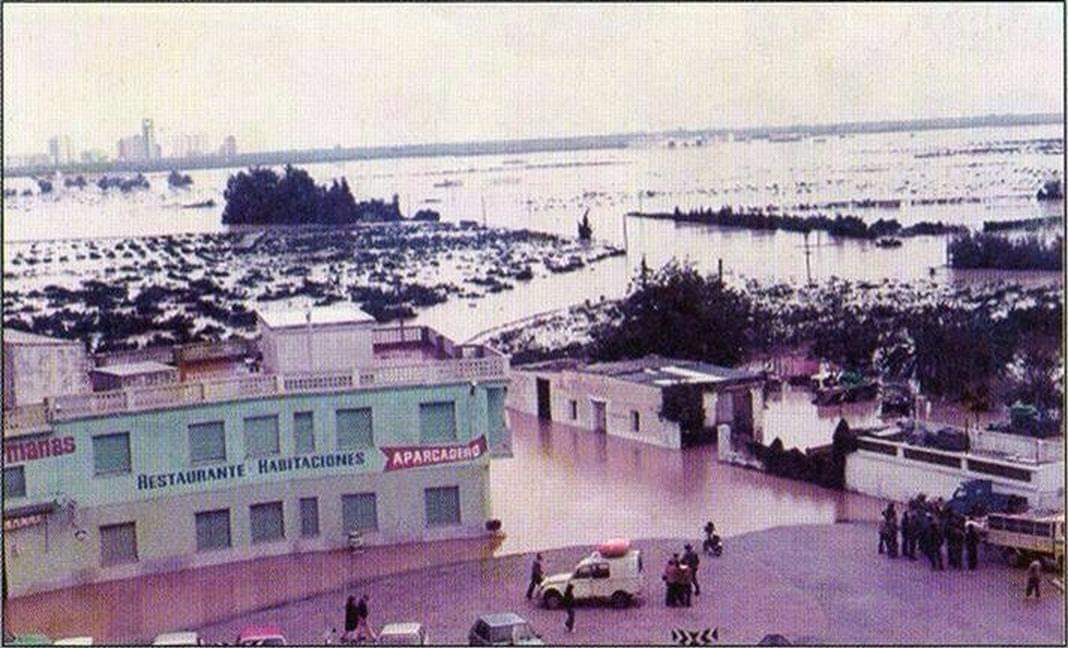 Sanguango1977's tweet photo. Impresionant imatge de Tavernes quan la inundació provocada per la presa de Tous.
20 d'octubre del 82
#laValldigna https://t.co/c7VCJ1X3UZ