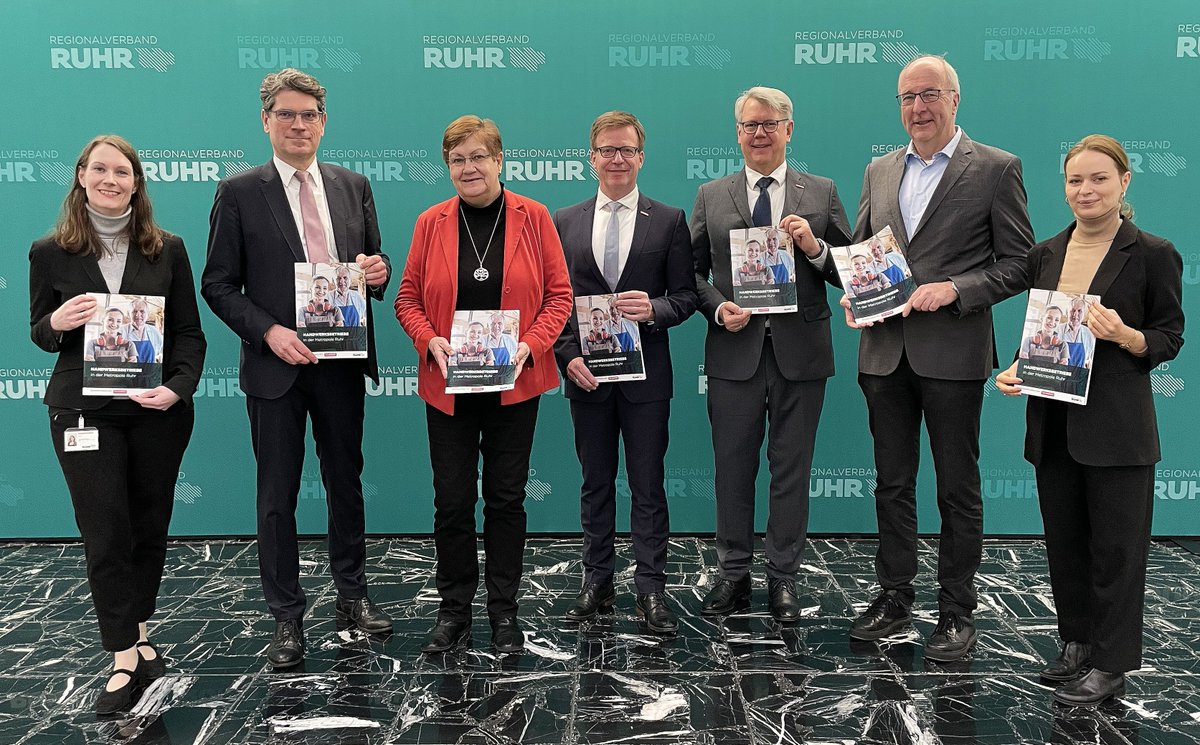 Wie steht es um die Zukunft der #Handwerksbetriebe im #Ruhrgebiet? Der #RVR hat mit den drei Handwerkskammern @hwkdortmund, @HwkDuesseldorf & @HWK_Muenster eine Datenerhebung zur #Fachkräftesicherung und -gewinnung vorgenommen und heute veröffentlicht: presse.rvr.ruhr