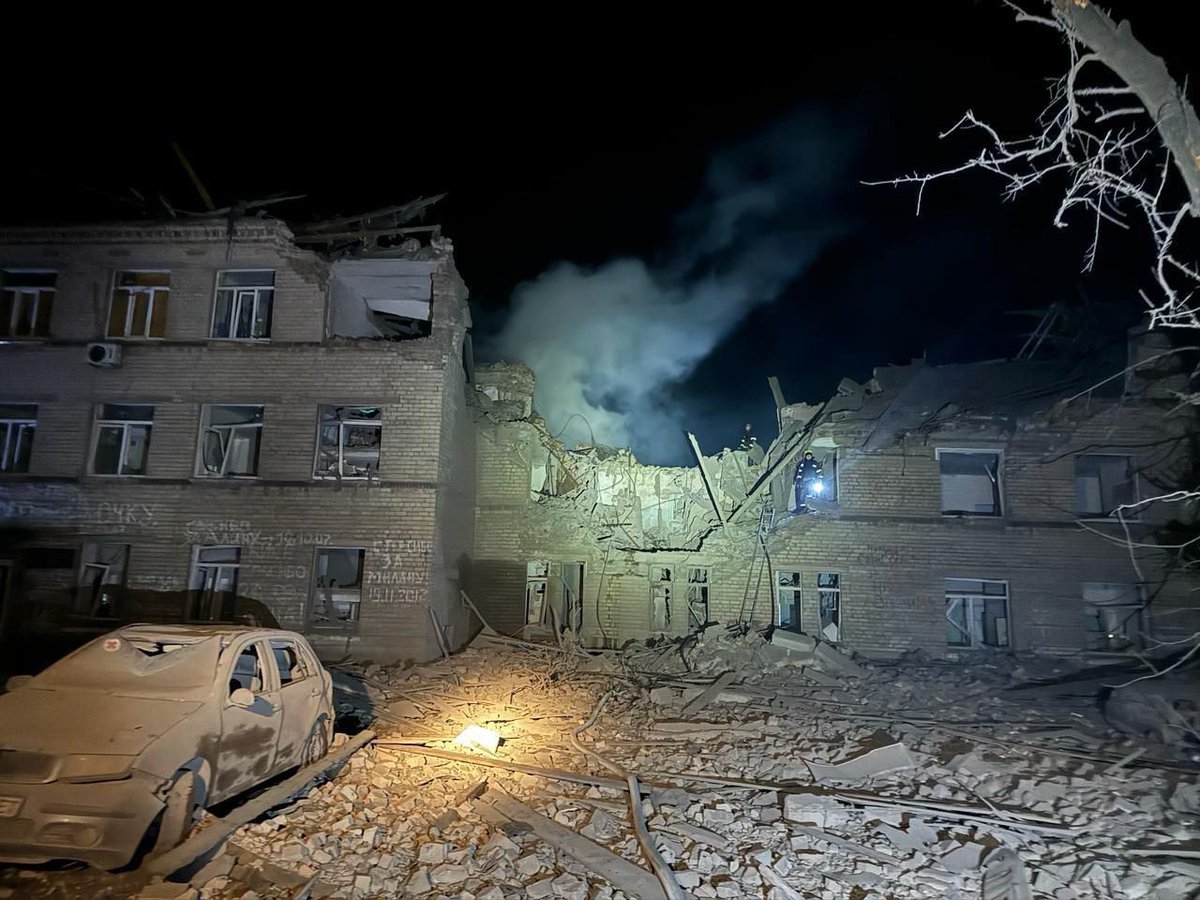 TWMCLtd's tweet photo. A pregnant woman, an 8 year old child and their mum were all killed in #Russia's bombing of residential housing in #Selydove.
9 apartment blocks and a hospital building were damaged. The attack comes just 2 days after 3 other civilians were killed in the town in free #Donesk. https://t.co/ACdGZhPsCH