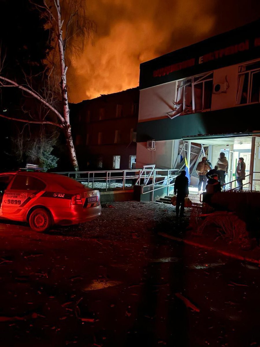 TWMCLtd's tweet photo. A pregnant woman, an 8 year old child and their mum were all killed in #Russia's bombing of residential housing in #Selydove.
9 apartment blocks and a hospital building were damaged. The attack comes just 2 days after 3 other civilians were killed in the town in free #Donesk. https://t.co/ACdGZhPsCH